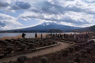 有点尴尬！国足再成背景板，塔吉克斯坦拿到队史亚洲杯首个积分